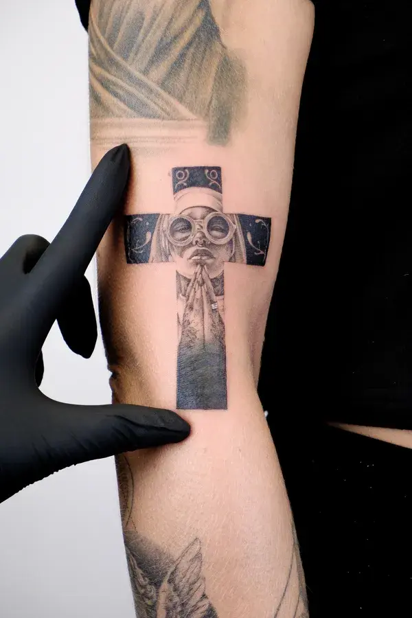 Kreuz mit betendem Gesicht Tattoo