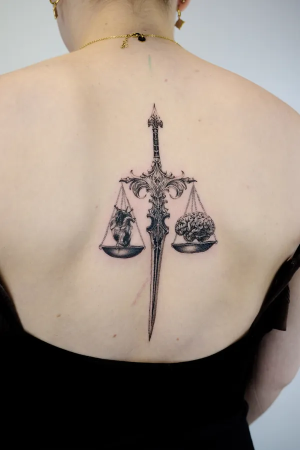 Waage Herz und Hirn Rücken Tattoo