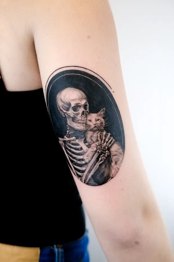 Skelett mit Katze Micro Realism Tattoo